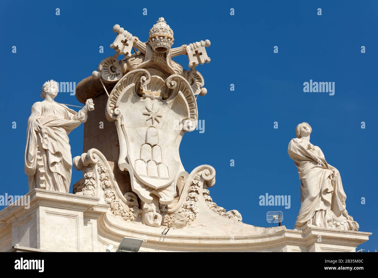 Statues sur la colonnade de la place Saint-Pierre au Vatican Banque D'Images
