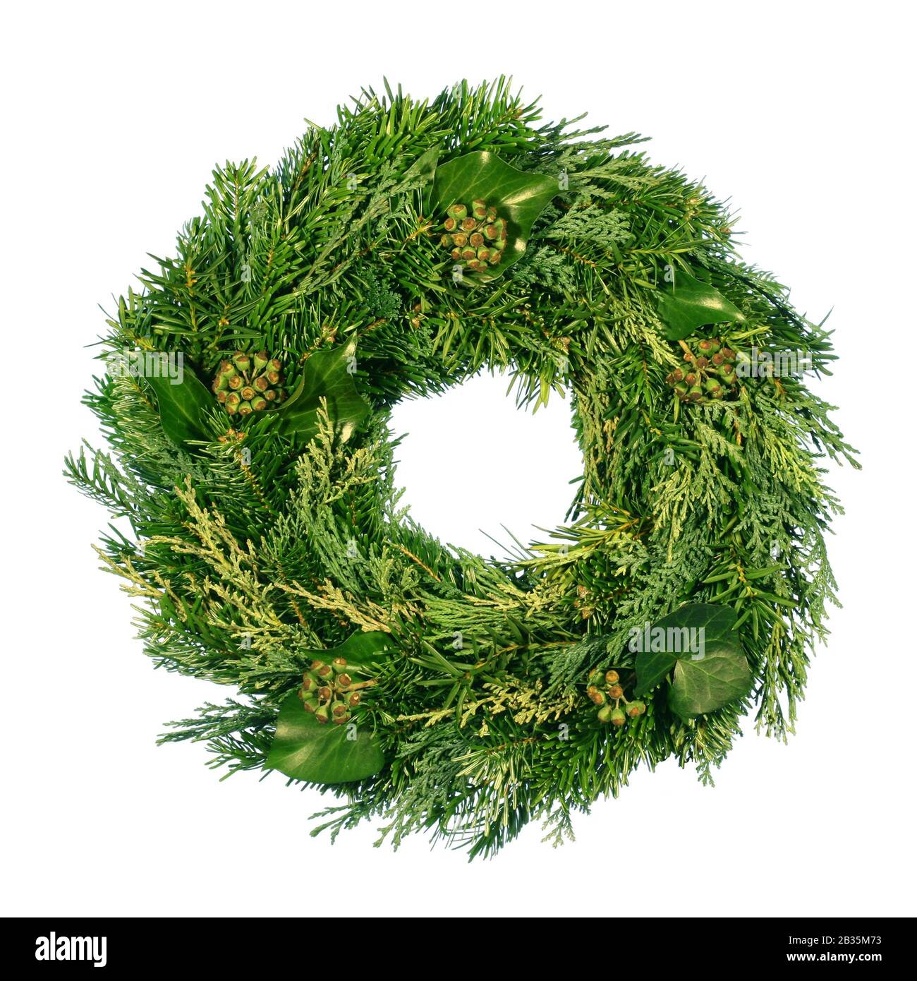 Couronne de la porte de l'Avent : couronne d'Avent faite à la main à partir de matériaux naturels comme branches de cyprès et fruits ivy Banque D'Images