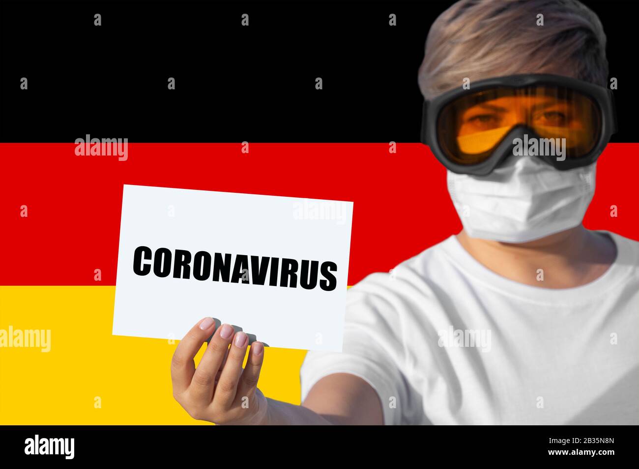 Femme en masque et lunettes de protection pour les yeux avec inscription Coronavirus contre le drapeau allemand. Concept de l'attention sur la propagation du virus chinois De La Pneumonie novel COVID-19 à Coronavirus dans le monde entier Banque D'Images
