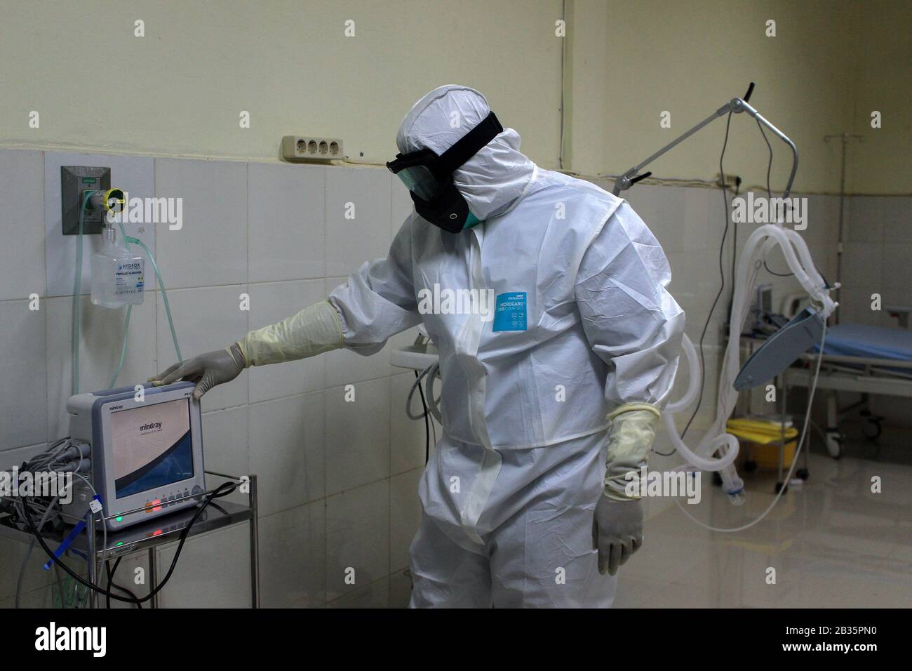 Un médecin examine un équipement de salle d'isolement pour le traitement des patients atteints de virus corona à l'hôpital régional de Cut Meutia (RSUD) dans le district d'Aceh du Nord. Les hôpitaux de toute l'Indonésie se préparent à faire face à la possibilité d'une éclosion après que le gouvernement indonésien annonce que deux personnes ont été infectées par le virus corona (covid-19). Banque D'Images