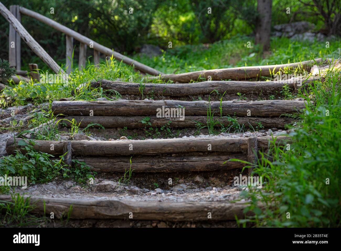 Athènes, Grèce. Des escaliers allant jusqu'à la colline de Filoppou, conduisent les visiteurs d'une allée en bois jusqu'au sommet de celle-ci, où une vue imprenable sur l'acropole d'Athènes Banque D'Images