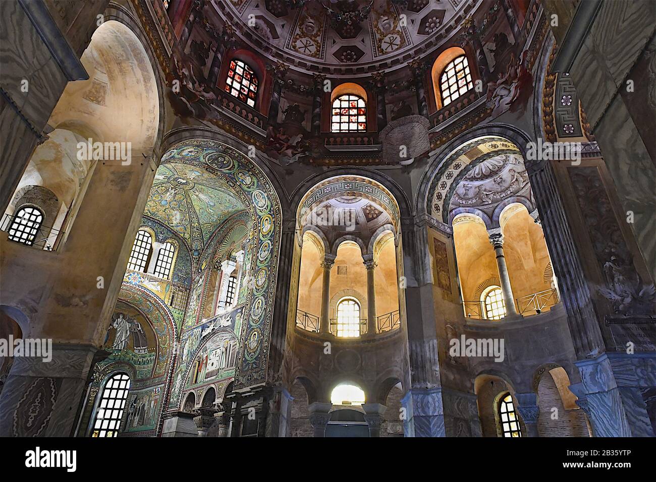 Peintures murales d'église élaborées dans la Basilique de San vitale Ravenne Emilie-Romagne Italie Banque D'Images