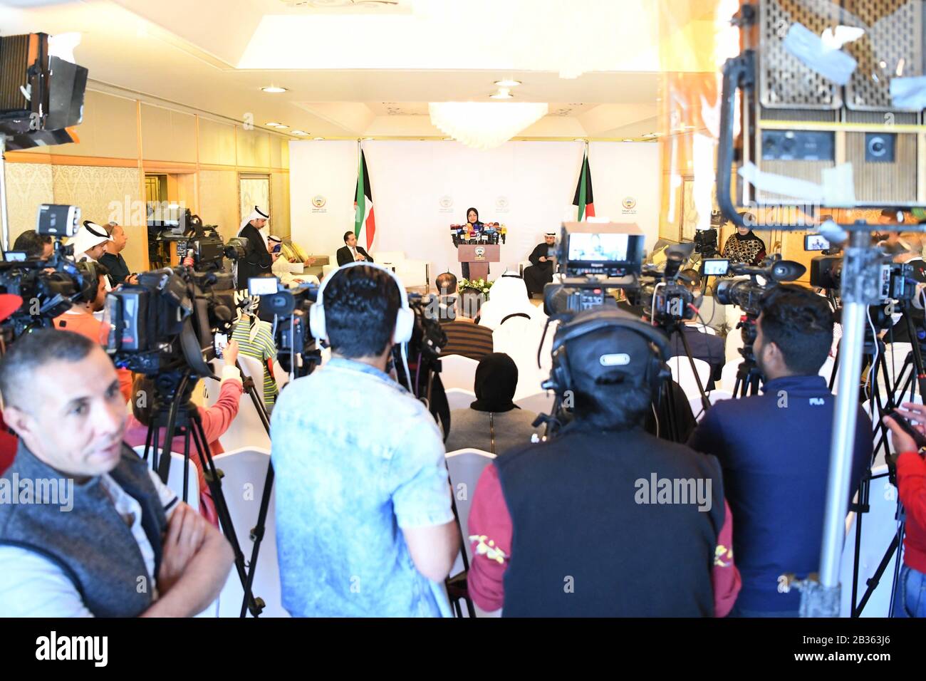 (200304) -- KOWEÏT, le 4 mars 2020 (Xinhua) -- Buthaina Al-Mudhaf, sous-secrétaire adjoint du Ministère koweïtien de la santé, prononce un exposé de presse quotidien sur le coronavirus à Koweït, Koweït, le 4 mars 2020. Le Ministère koweïtien de la santé a déclaré mercredi que les passagers de 10 pays doivent fournir des certificats sanitaires pour entrer dans le pays arabe. (Photo De Ghazy Qaffaf/Xinhua) Banque D'Images