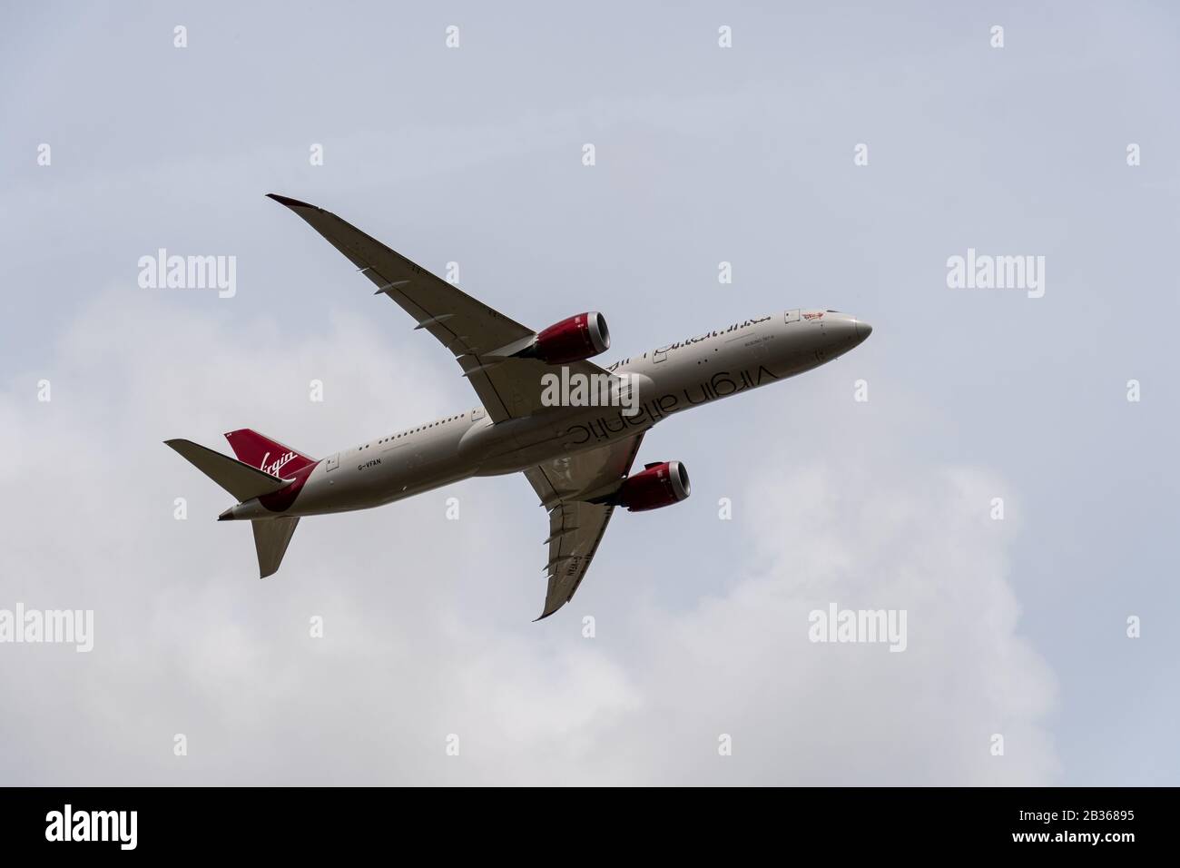 Heathrow, Royaume-Uni - 03 août 2019 : Boeing 787 Dreamliner immatriculé dans Virgin Atlantic G-VFAN, le vol numéro VS105 part de l'aéroport d'Heathrow Banque D'Images