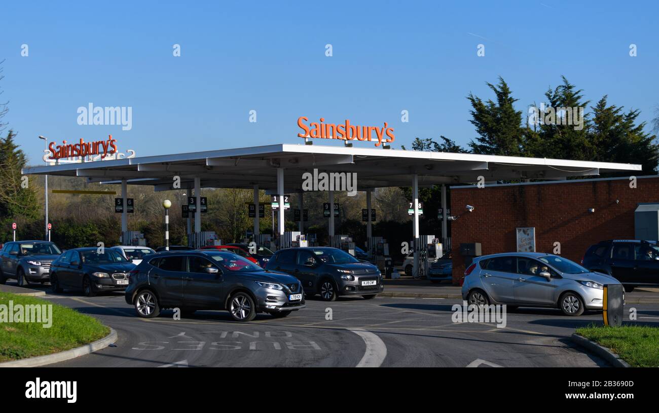 Reading, Royaume-Uni - 06 février 2020: La façade de la station-service de Sainsbury sur Pinvents Lane Banque D'Images