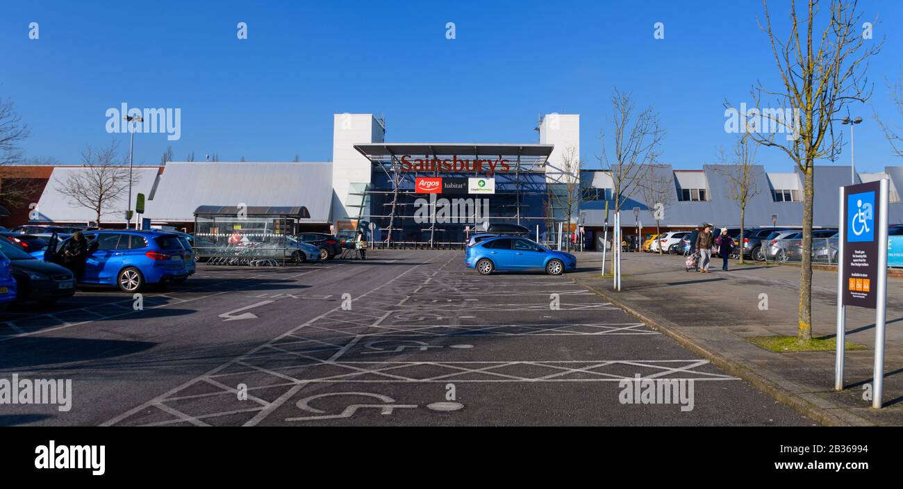 Reading, Royaume-Uni - 06 février 2020: La façade du grand Superstore Sainsburys intégrant Argos, Habitat et Lloyd's pharmacie Banque D'Images