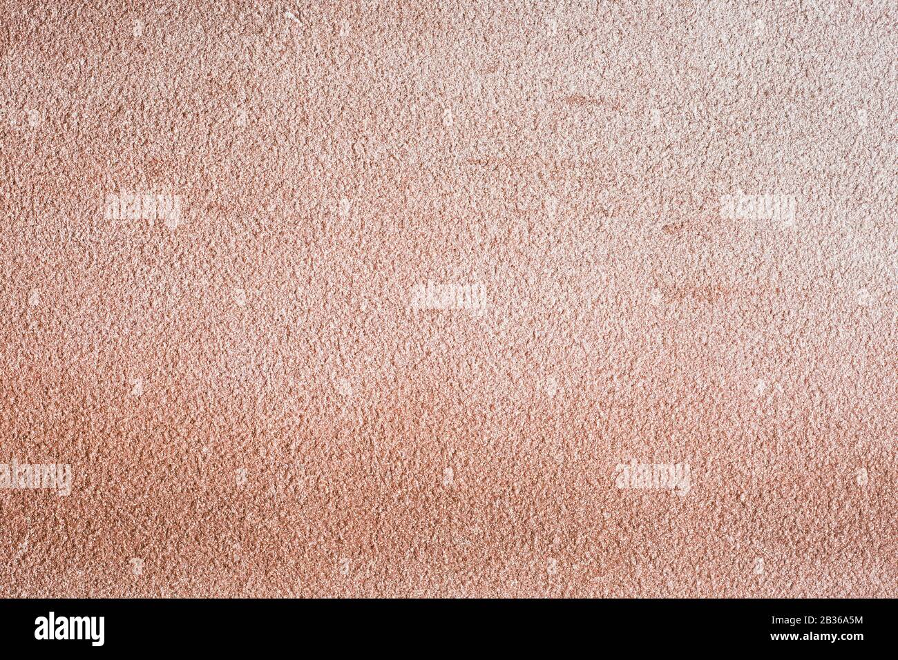 Une teinte rouge doux et rose clair de stuc décoratif. Surface texturée, pour un style de fond ou de bâtiment Banque D'Images