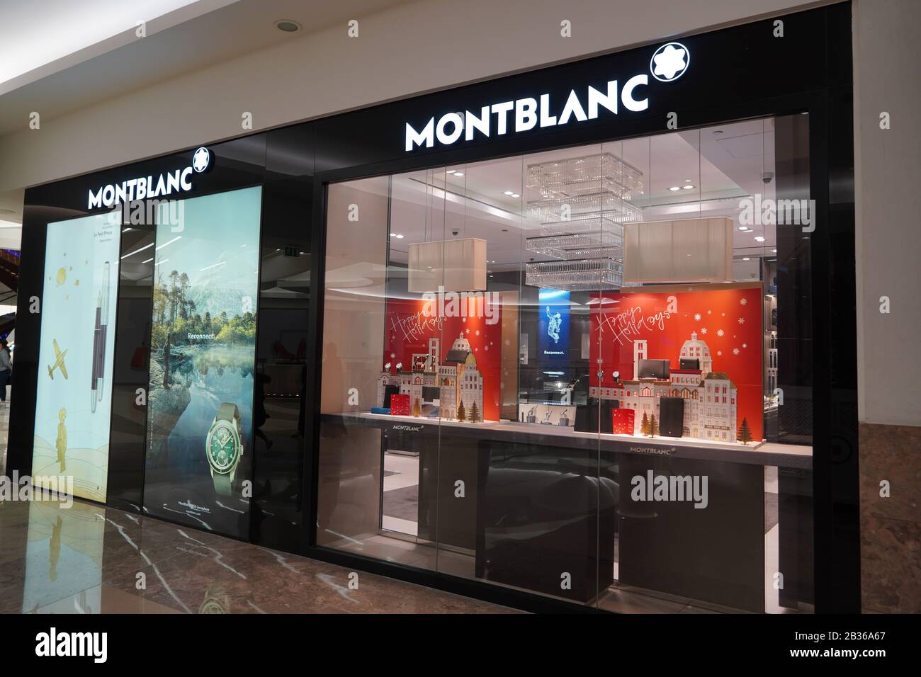 Vue sur le magasin Montblanc. Storefront of Montblanc logo magasin de mode accessoire haut de gamme. Fabricant allemand montres de luxe, instruments d'écriture, jewell Banque D'Images