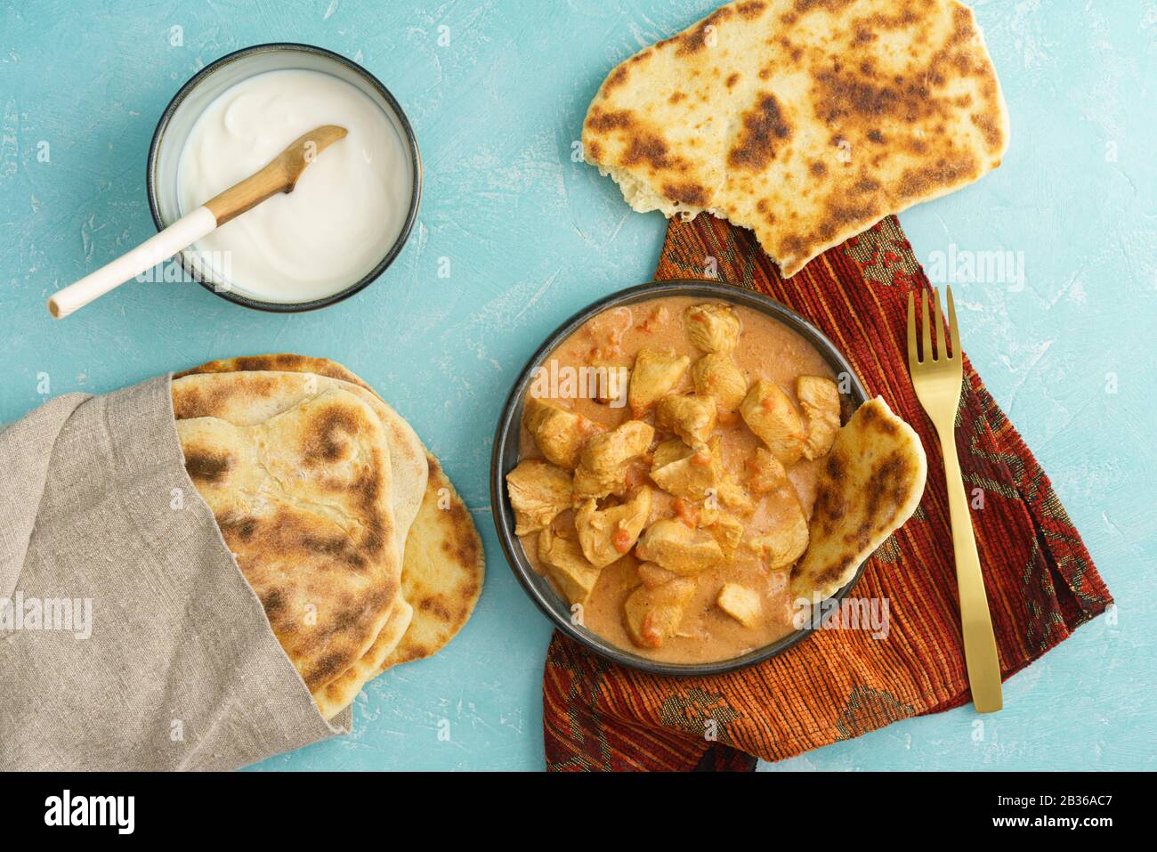 Poulet au beurre indien avec pain naan Banque D'Images