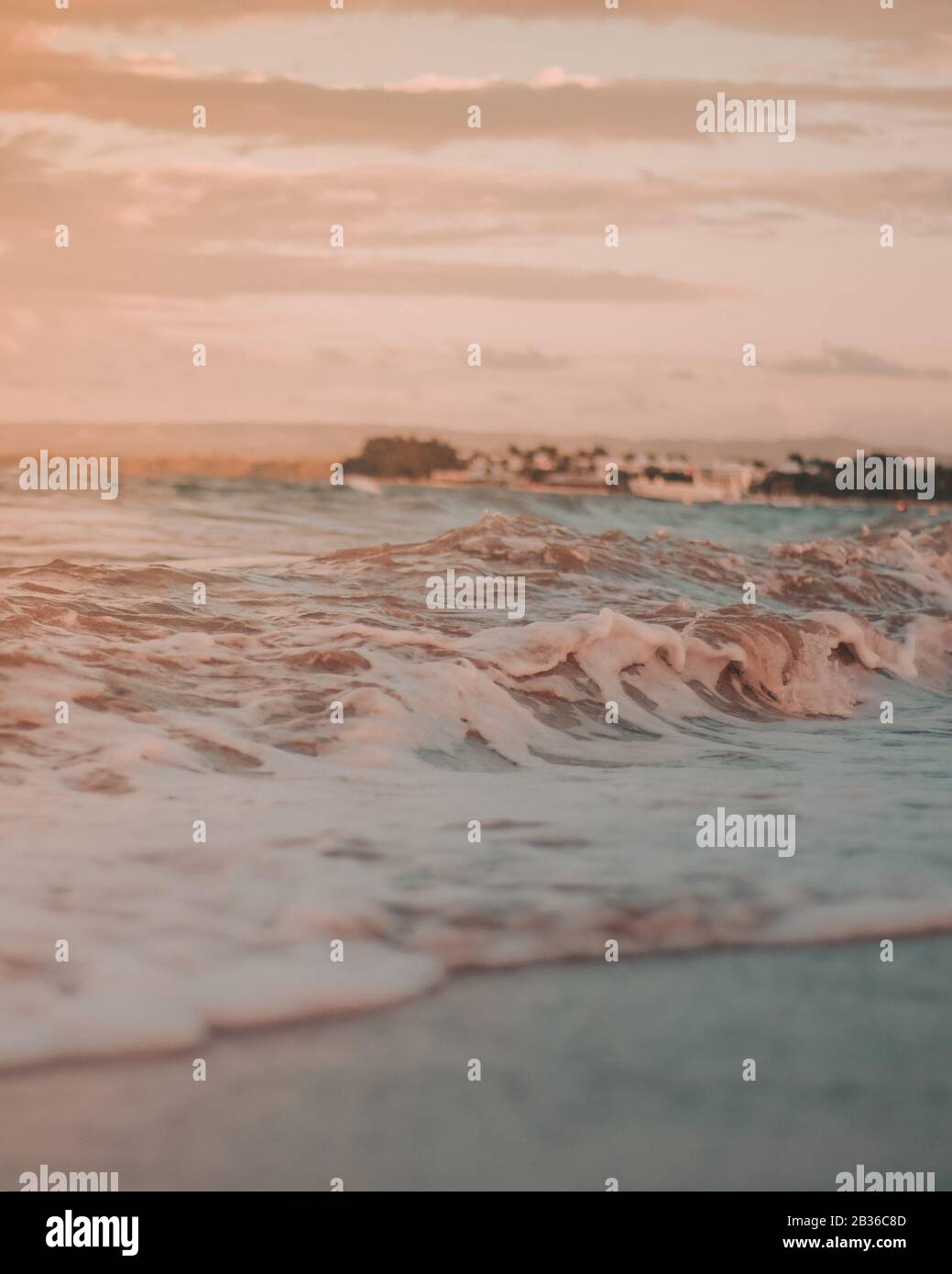 Coucher de soleil crémeux sur la plage tropicale. Banque D'Images