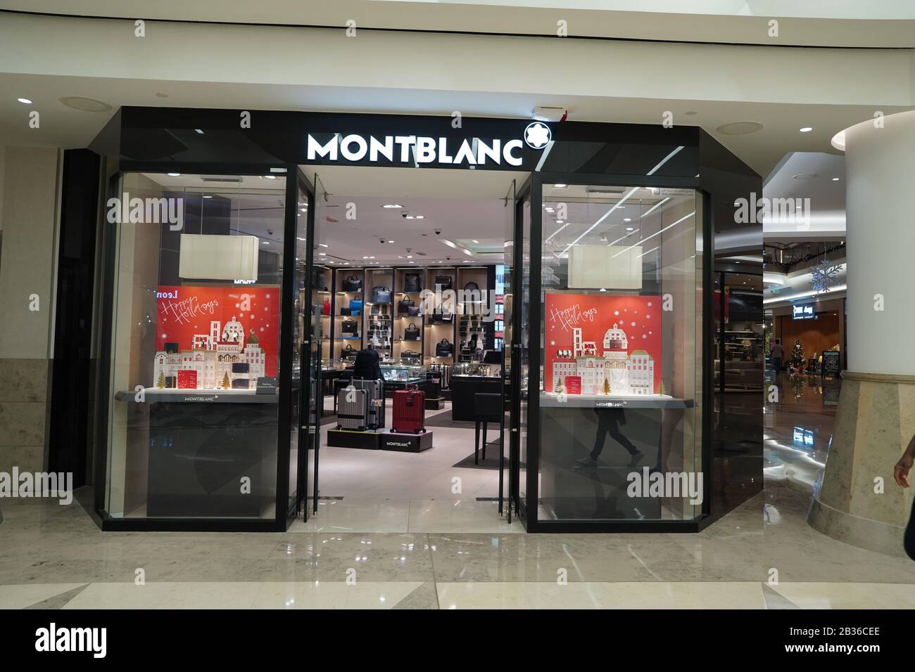 Vue sur le magasin Montblanc. Storefront of Montblanc logo magasin de mode accessoire haut de gamme. Fabricant allemand montres de luxe, instruments d'écriture, jewell Banque D'Images