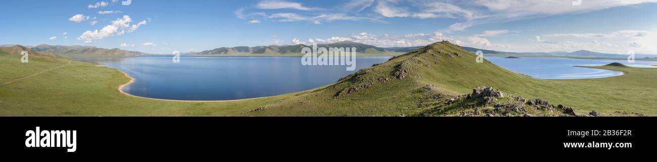 Mongolie, province d'Arkhangaï, près Du Secrétariat, vue panoramique sur le lac de Terkhiin Tsagaan, entouré de steppes et de montagnes herbeuses, altitude 2105 m Banque D'Images