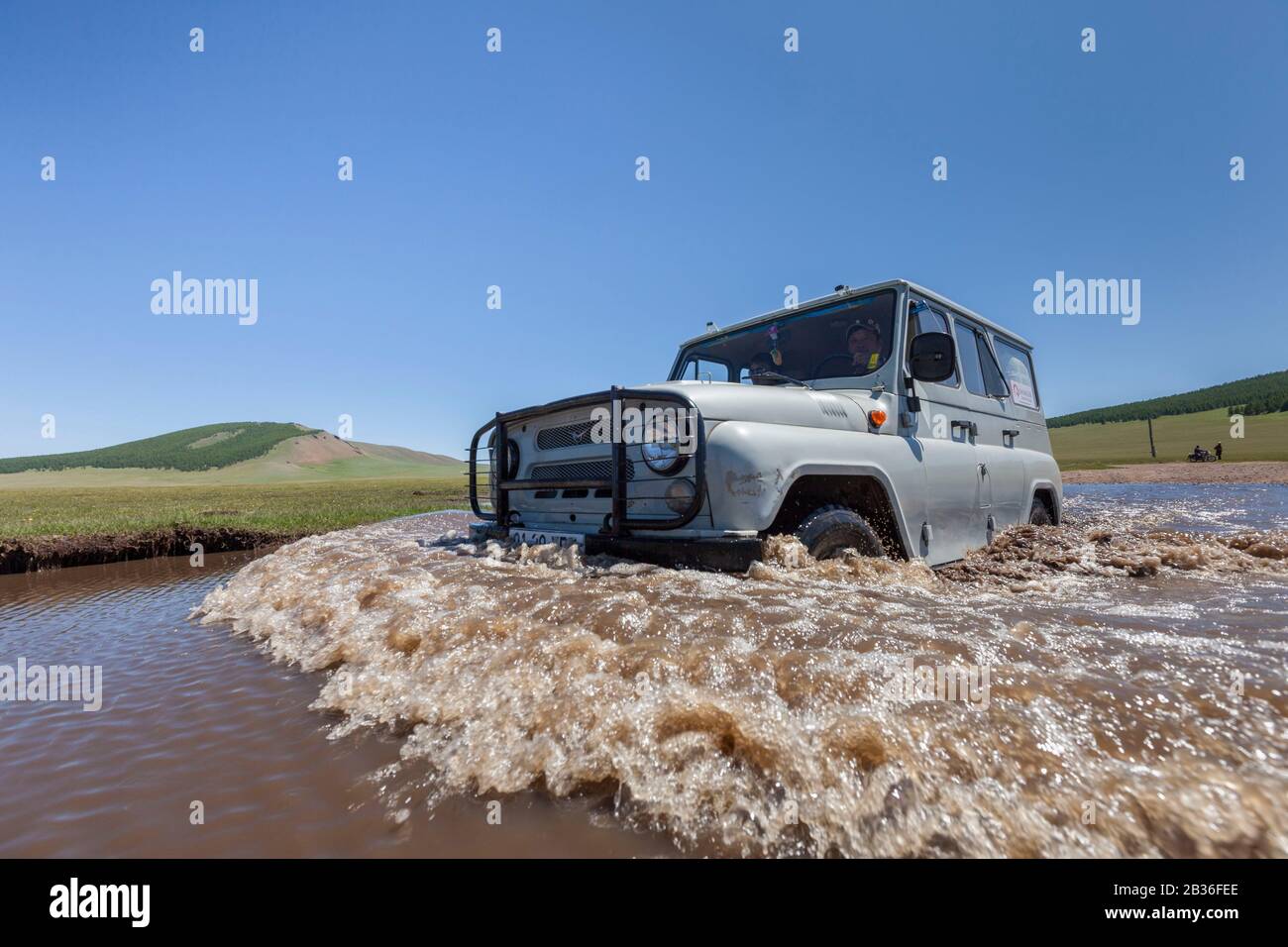 Mongolie, province de Khovsgol, steppe près de Toom, jeep russe UAZ 469 descente d'une rivière Banque D'Images