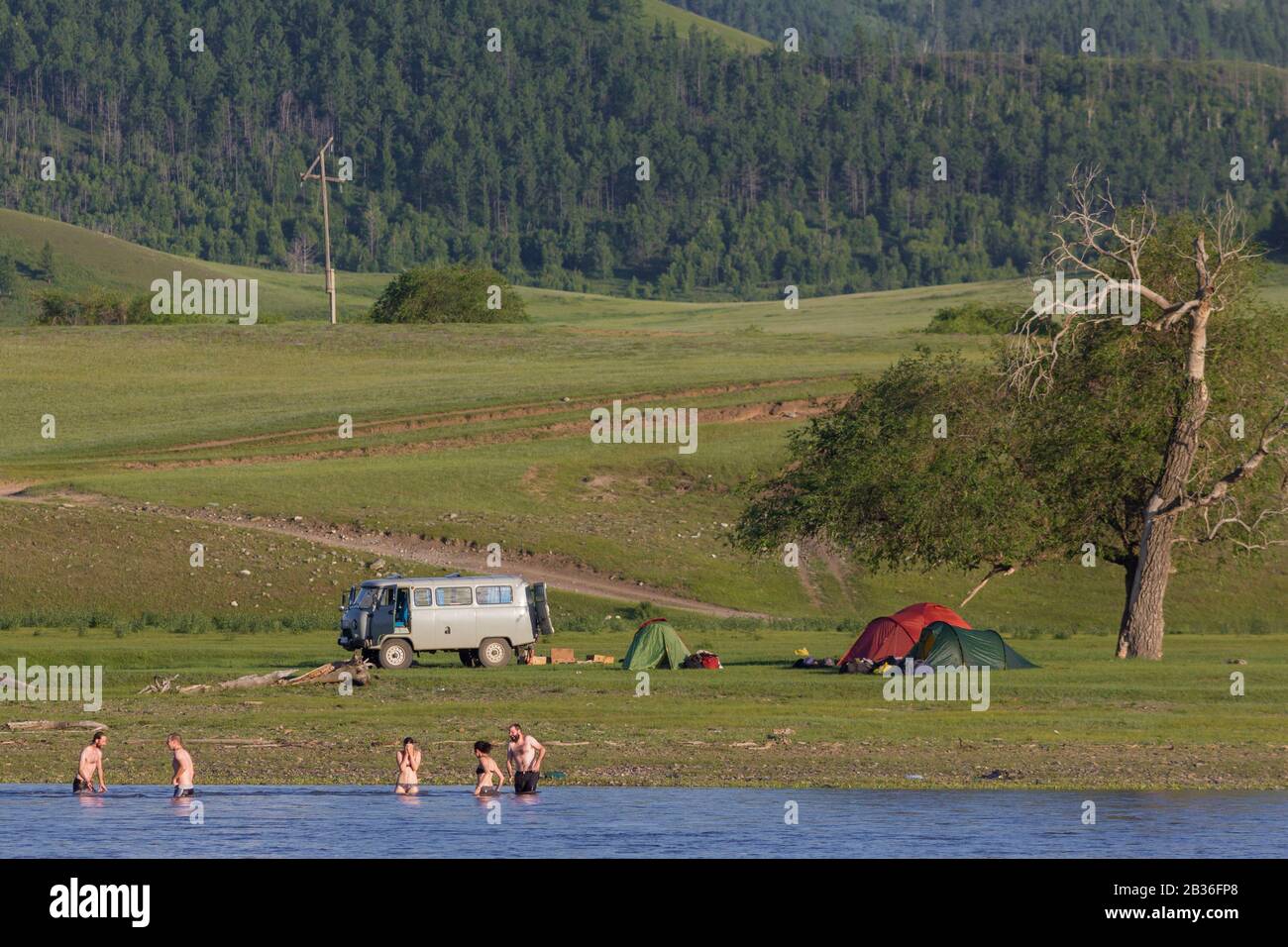 Mongolie, province de Bulgan, près de Namnang, UAZ 452 minibus et groupe de touristes occidentaux campant et se baigner dans la rivière Selenga Banque D'Images