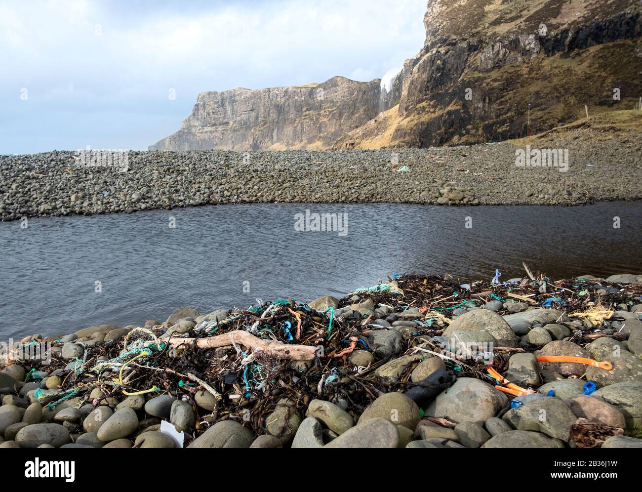 Pollution par les cordes en plastique et en nylon sur la plage de Talisker Bay, Skye, Inner Hebrides Banque D'Images