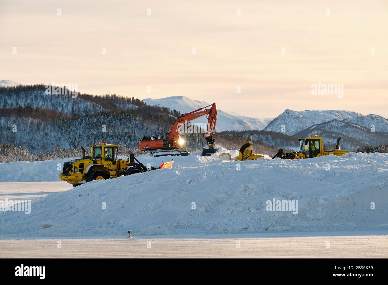 Les véhicules de déneigement sont représentés à l'aéroport de Bardufoss, en Norvège. Banque D'Images