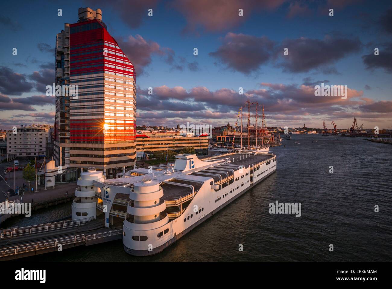 Suède, Vastragotland et Bohuslan, bâtiment Goteborgs-Utkiken, surnommé Lipstick, et garage flottant, coucher de soleil Banque D'Images