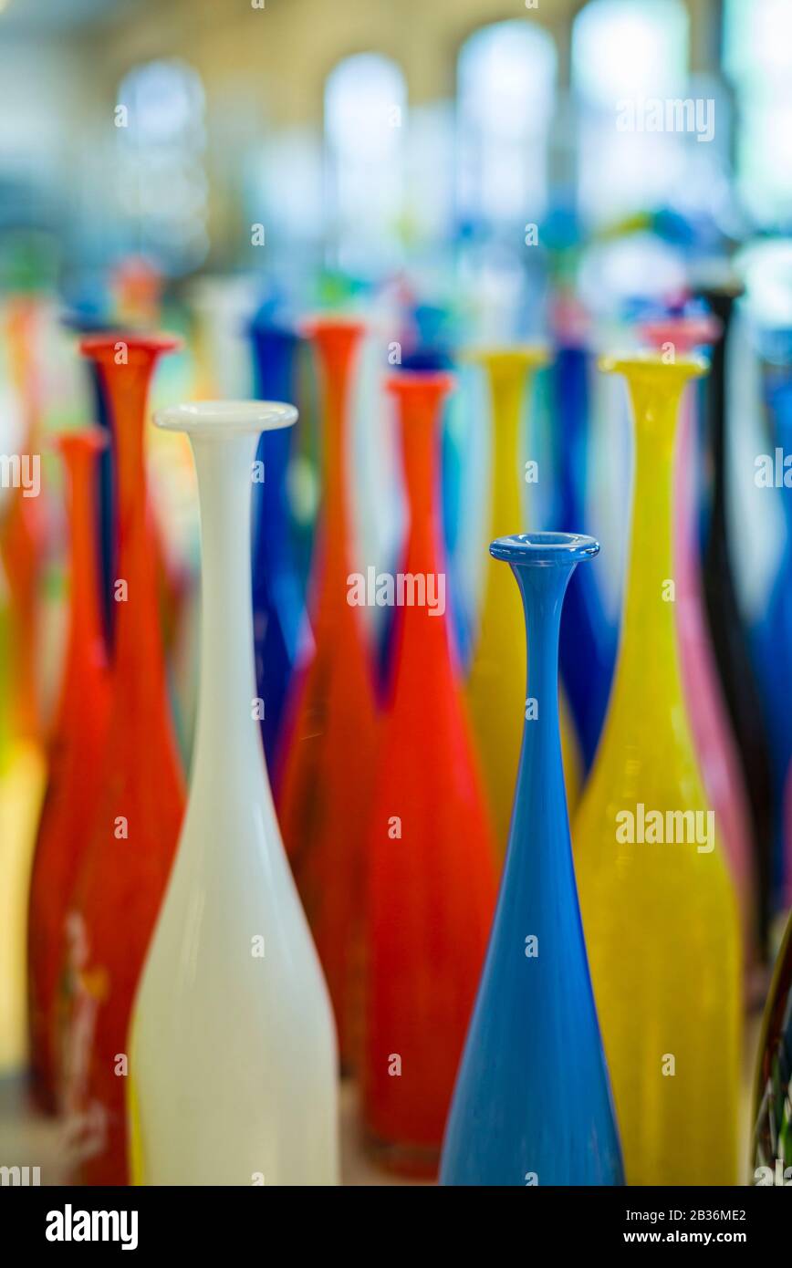 Suède, Sud-est de la Suède, Glasriket, Royaume de verre historique région de fabrication de verre, Nybro, Pukeberg Glasbruk, articles de verre à vendre Banque D'Images