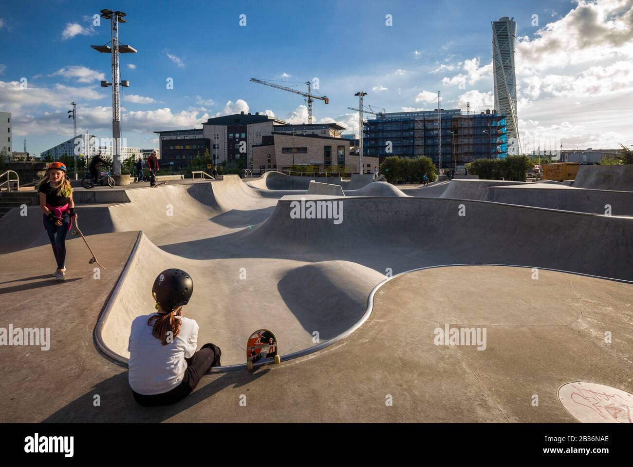 Suède, Scania, Malmo, région de Vastra Hamnen, skate Park avec skater Photo  Stock - Alamy