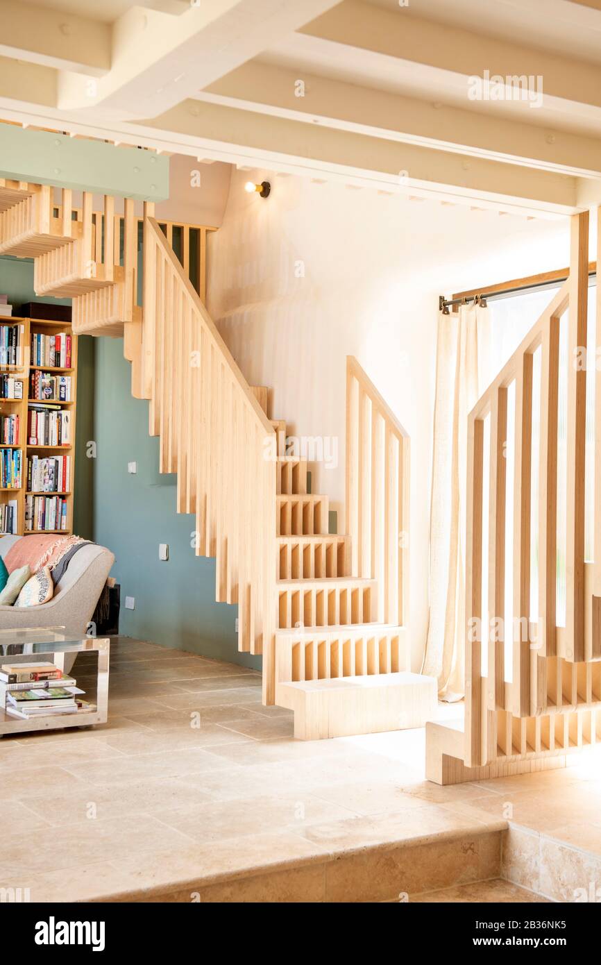 Un escalier bois sur mesure dans une grange aménagée près de Stroud, Gloucestershire UK Banque D'Images