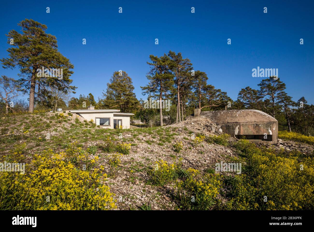 Suède, Gotland Island, Bungenas, ancienne mine de craie et base militaire, aujourd'hui un développement de vacances exclusif et une réserve naturelle, maison de vacances et ancien bunker militaire Banque D'Images