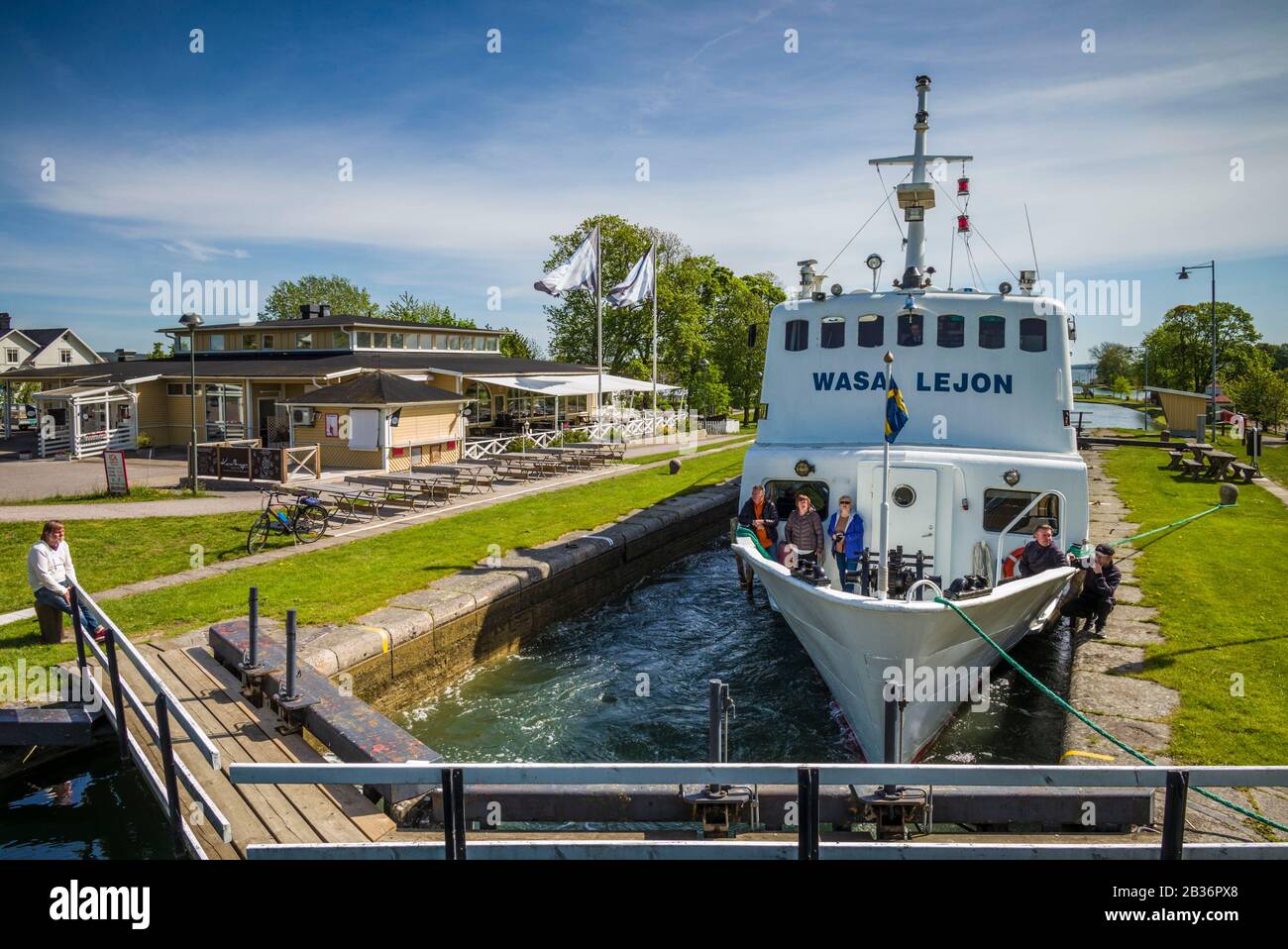 Suède, Sud-est de la Suède, Bergs Slussar, petit défroisseur A les écluses du canal de Gota avec les passagers Banque D'Images