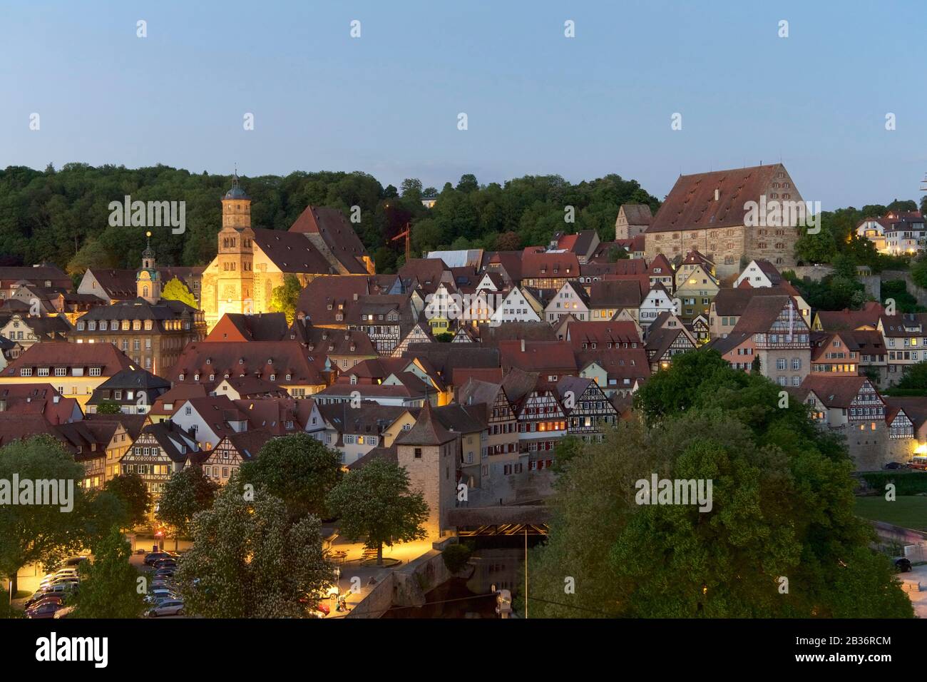 Allemagne, Bade-Wurtemberg, Schwabisch Hall, maisons À Colombages dans le centre de la vieille ville, église paroissiale protestante de St. Michael et Musée Hällisch-Fränkisches (Musée historique) Banque D'Images