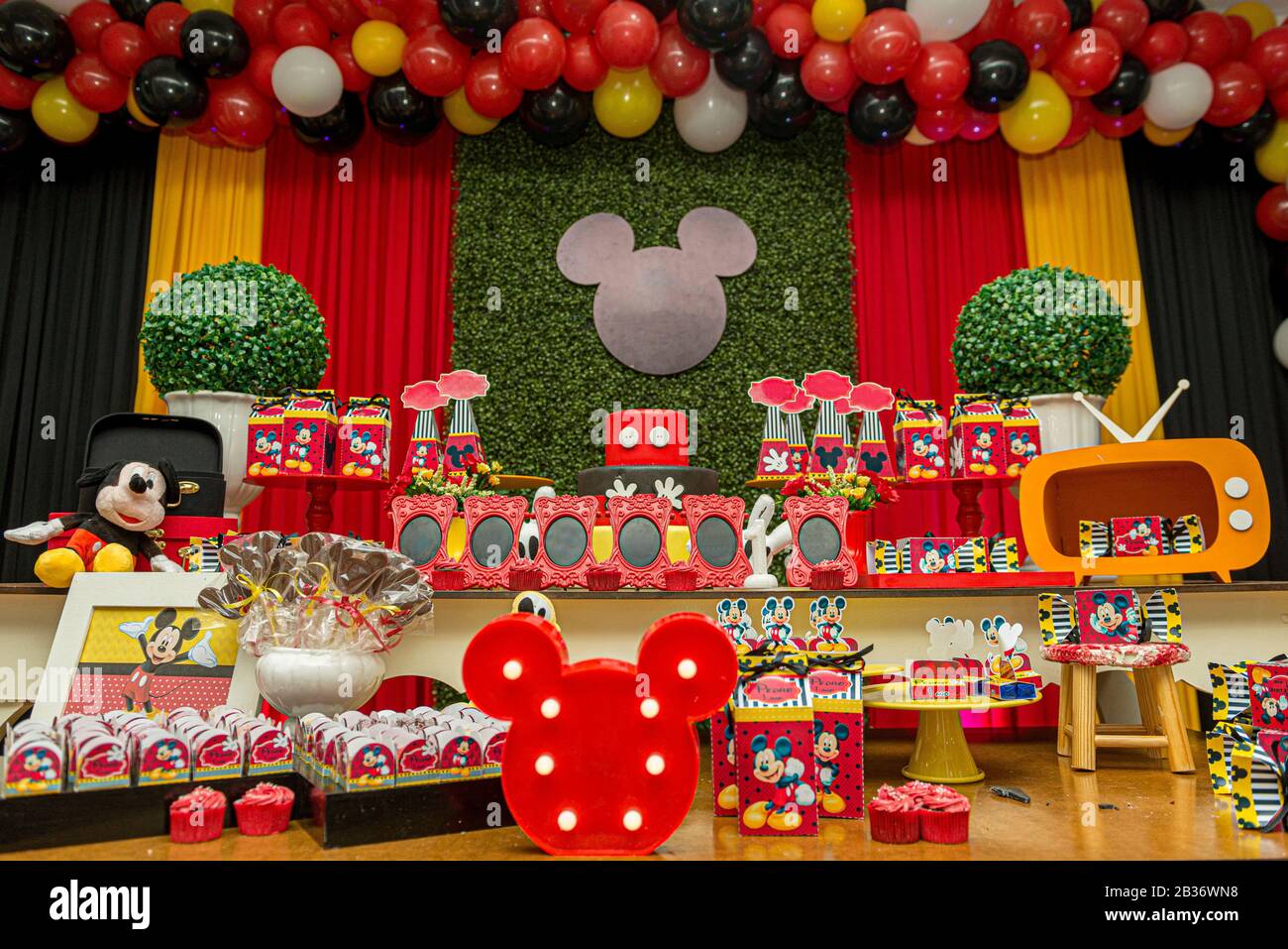 Florianopolis - Brésil. 2 février 2020: Réception d'anniversaire. Table  douce décorée sur le thème Mickey Mouse. Table avec bonbons, bonbons,  dessert et c Photo Stock - Alamy