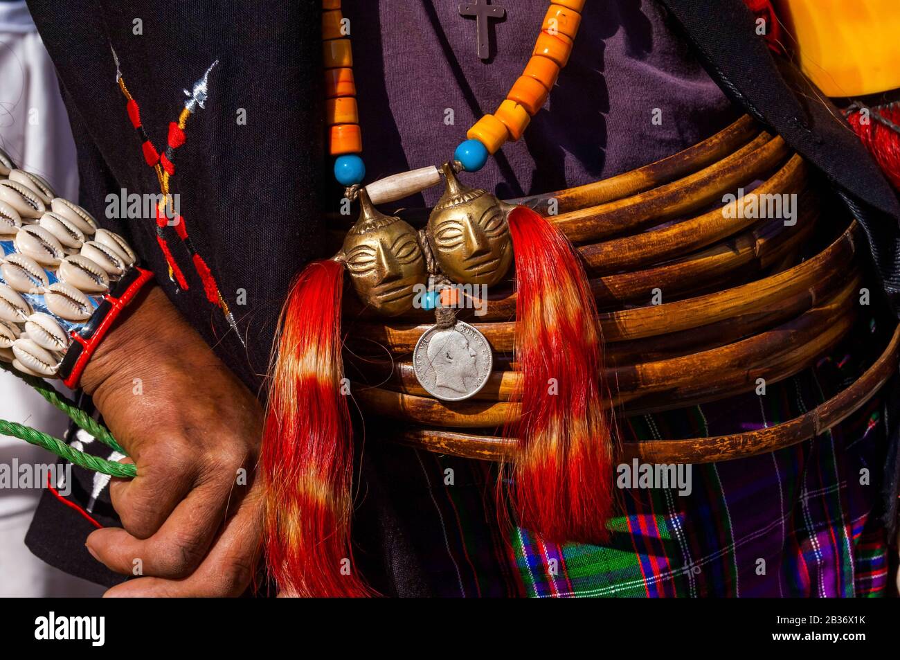 Inde, Arunachal Pradesh, district de Tirap, Khonsa, festival Chalo Loku,  tribu Nocte appartenant aux Nagas, trophées de tête d'ot de collier,  ceinture en rotin Photo Stock - Alamy