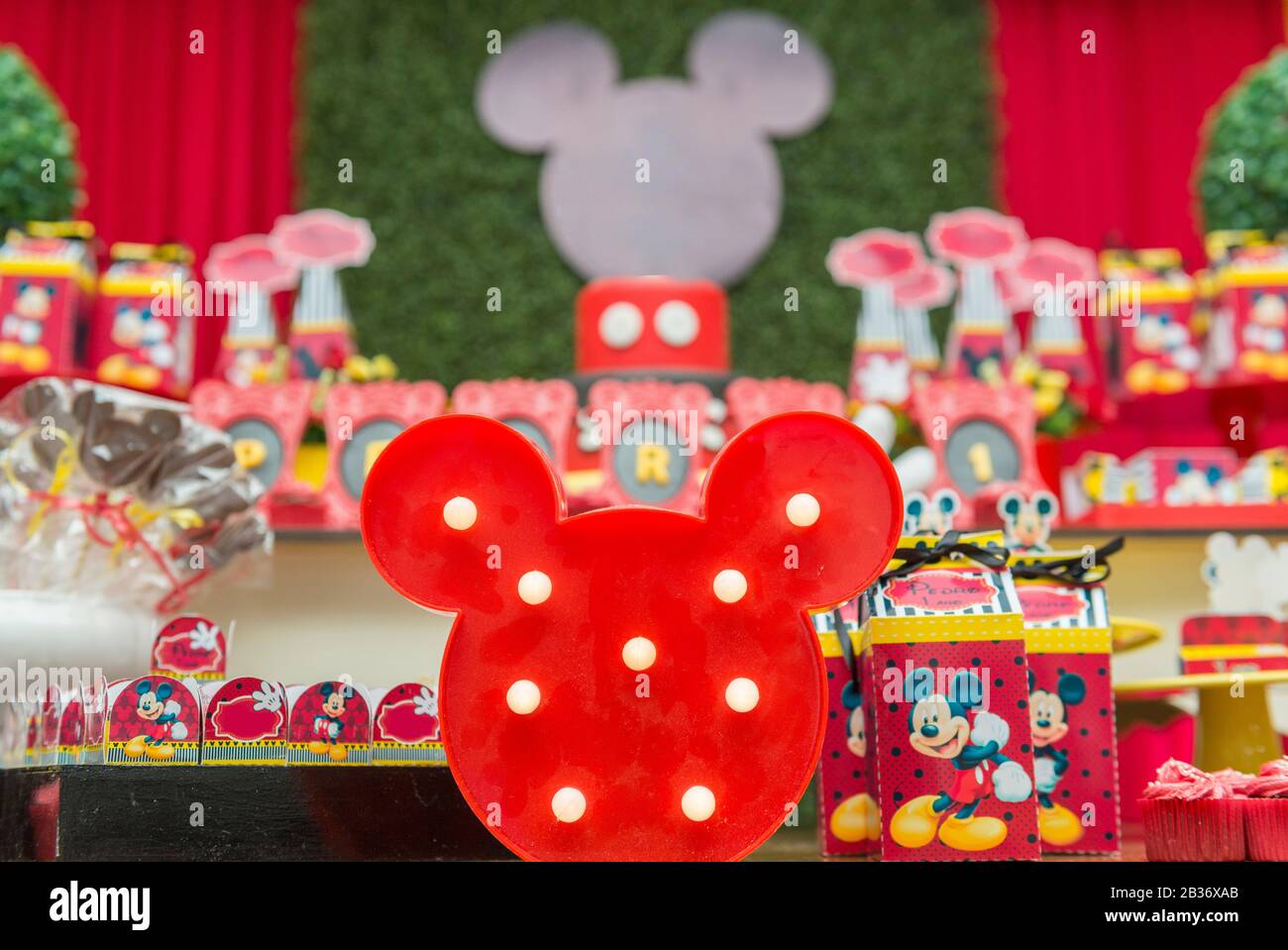 Florianopolis Bresil 2 Fevrier Reception D Anniversaire Table Douce Decoree Sur Le Theme Mickey Mouse Table Avec Bonbons Bonbons Dessert Et C Photo Stock Alamy