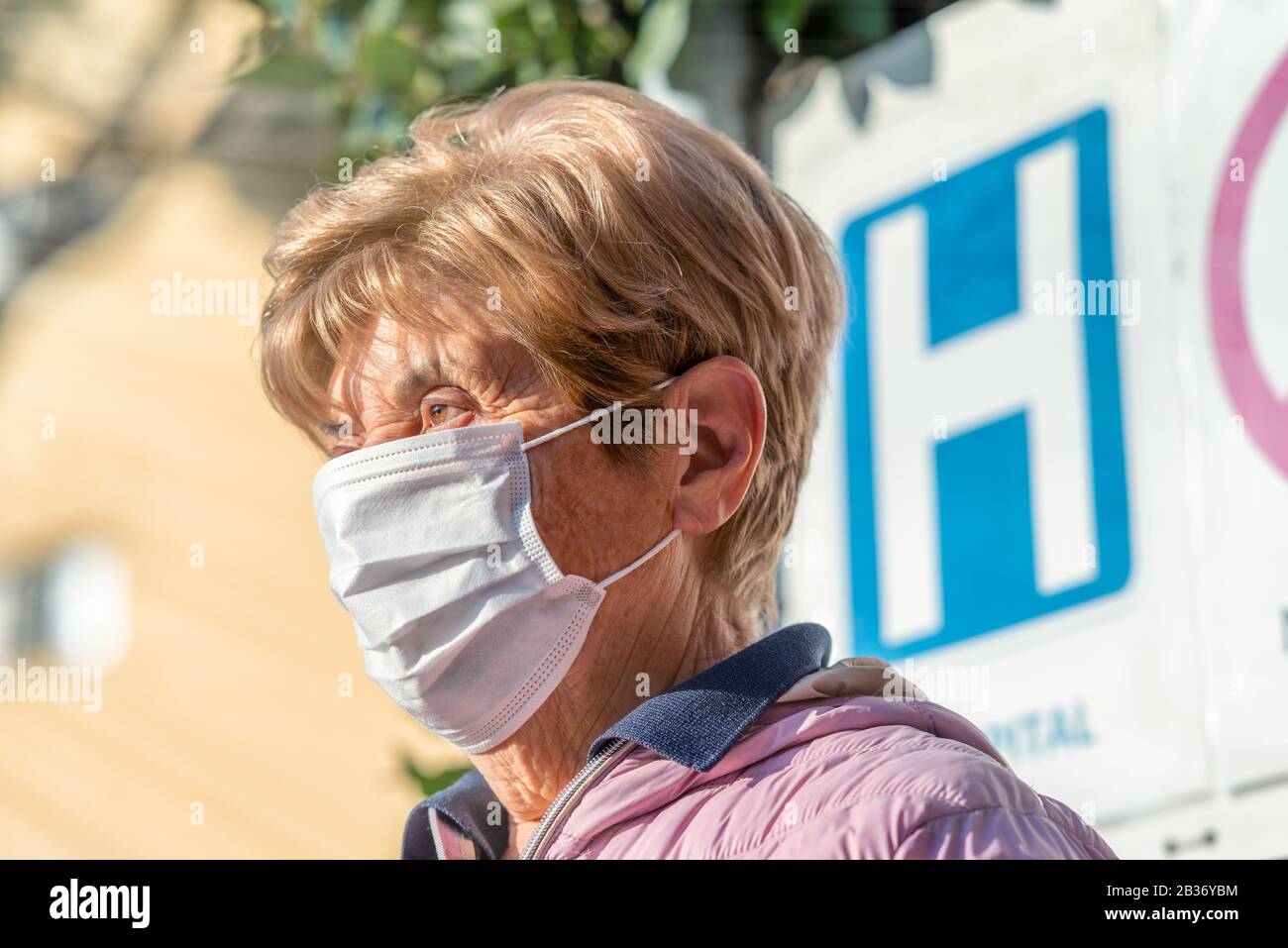 Alarme de coronavirus en Italie, Europe. Femme âgée à l'entrée de l'hôpital ER portant un masque respiratoire. Une nouvelle pneumonie de type 2019-nCoV en Italie a été craptée Banque D'Images