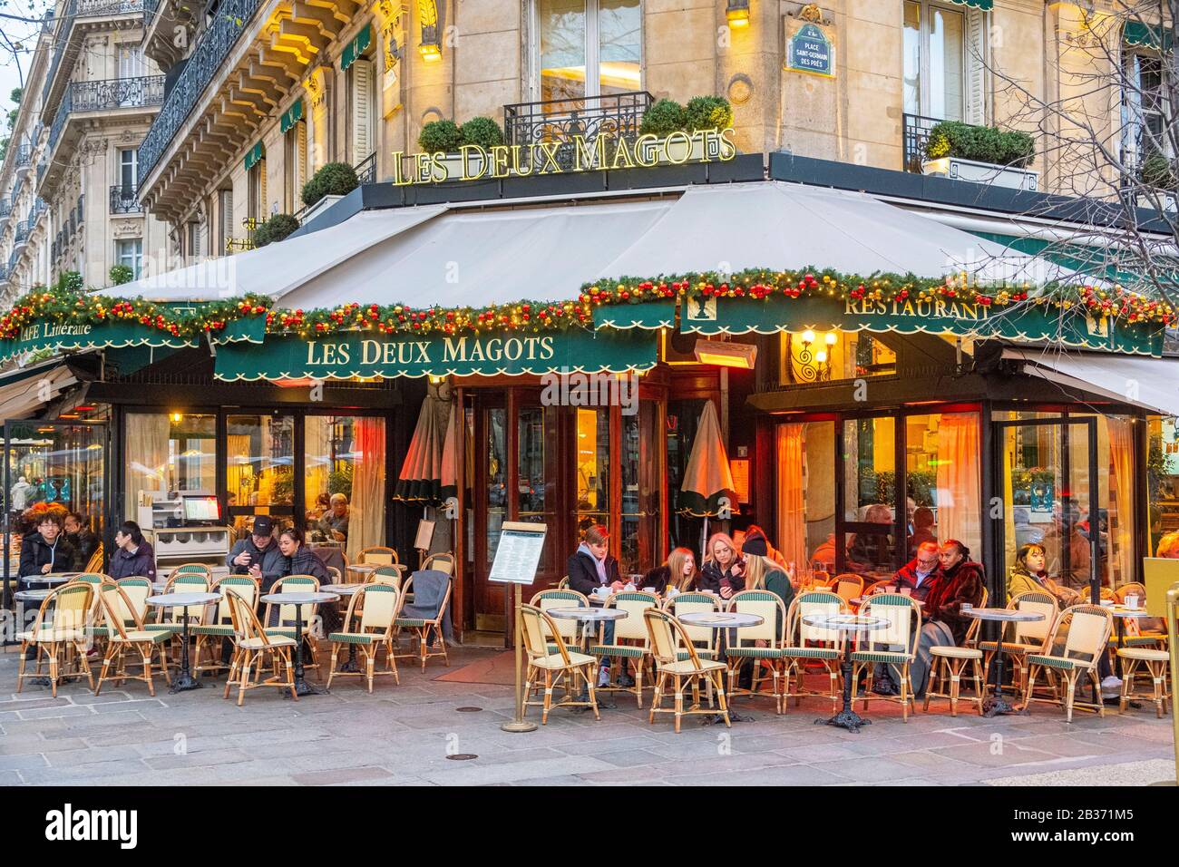 France Paris Quartier Saint Germain Des Pres Cafe Les Deux Magots Avec Decorations De Noel Photo Stock Alamy