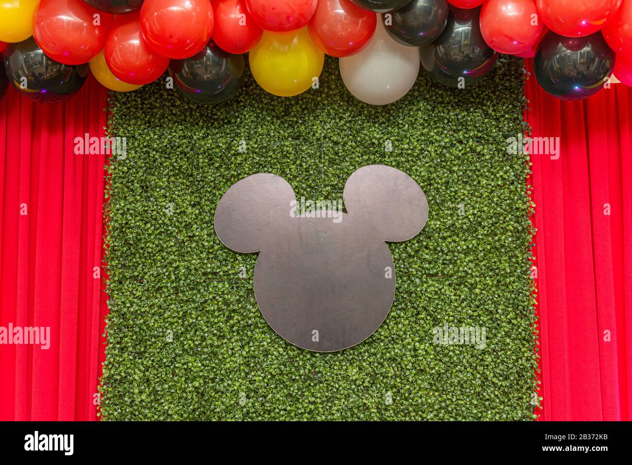 Florianopolis - Brésil. 2 février 2020: Beau mur vert panneau d'herbe avec des ballons colorés au-dessus et rideau rouge sur les côtés. Bois noir dans TH Banque D'Images