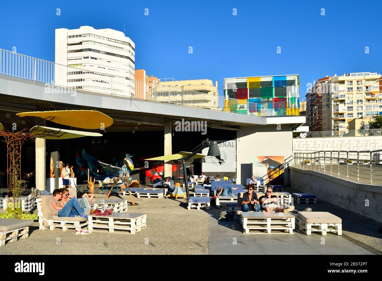 Espagne, Andalousie, Costa del sol, Malaga, le bord de mer sur le port, El Artsenal, bar, galerie d'art et le Centre d'art Pompidou le Cube par Daniel Buren en en arrière-plan Banque D'Images
