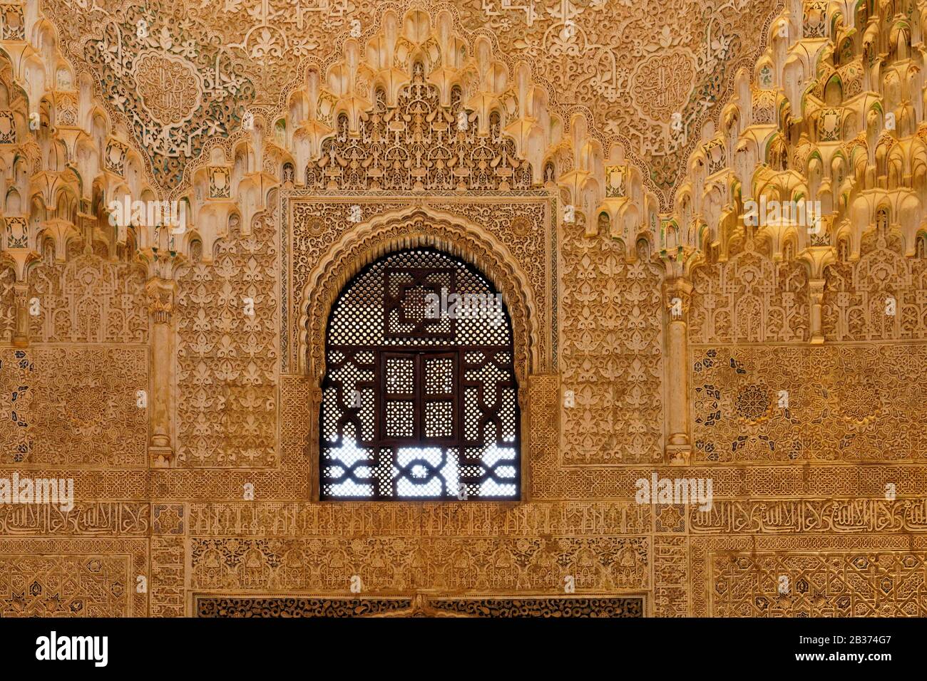 Espagne, Andalousie, Grenade, palais de l'Alhambra, classé au patrimoine mondial de l'UNESCO, construit entre le XIIIe et le XIVe siècle par la dynastie Nasrides, architecture islamique, stucs finement ciselés des Sala de los Abencerrajes (la salle des Ambassadeurs) Banque D'Images