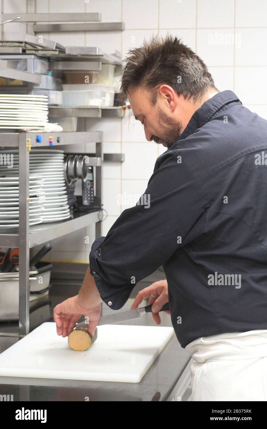 France, Correze, Brive la Gaillarde, restaurant gastronomique En Cuisine,  son chef Nicolas Eche travaillant avec le foie gras Photo Stock - Alamy