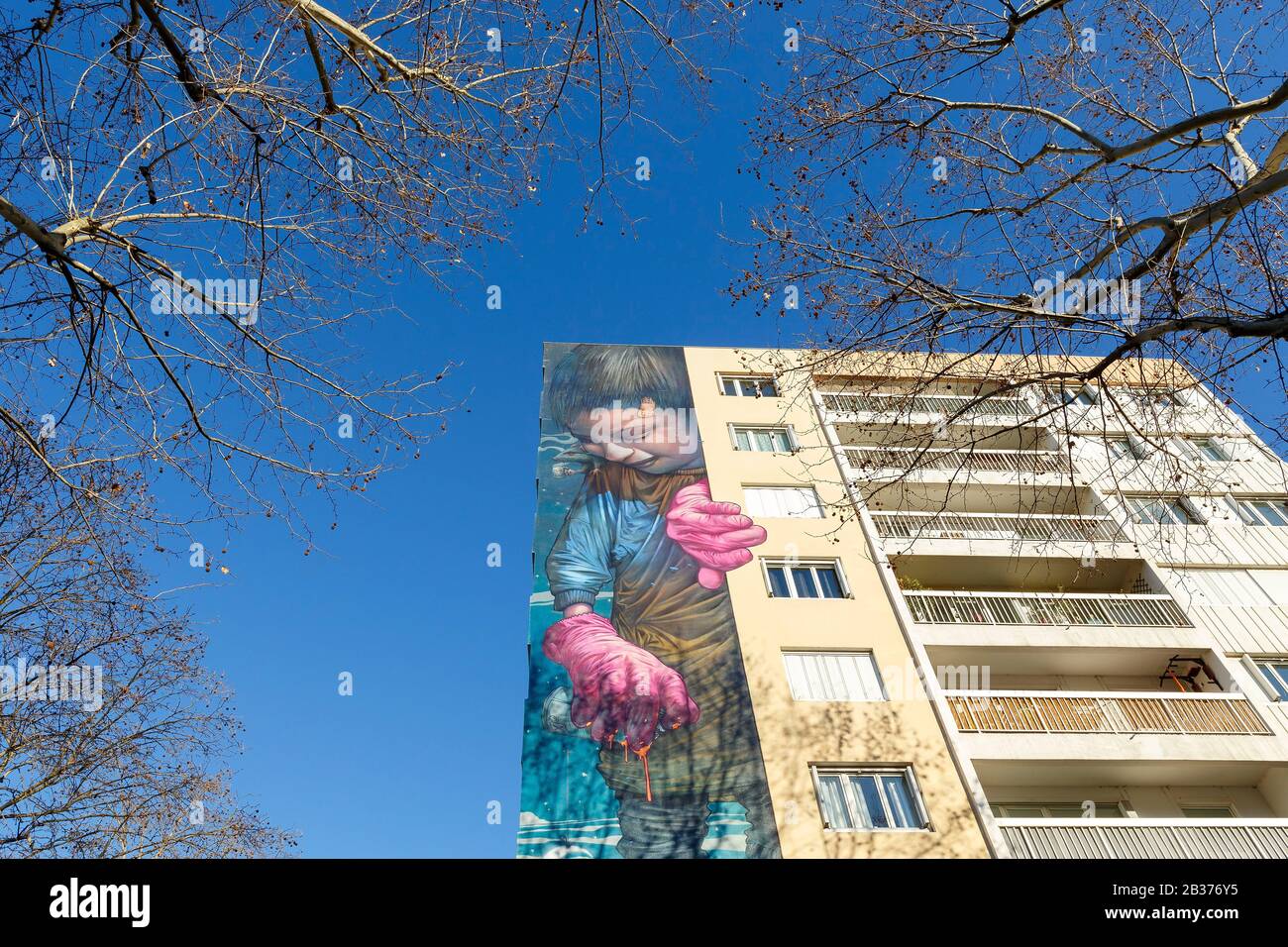 France, Paris, Street art, fresque de BomK sur la façade d'un immeuble d'appartements du Boulevard Vincent Auriol Banque D'Images
