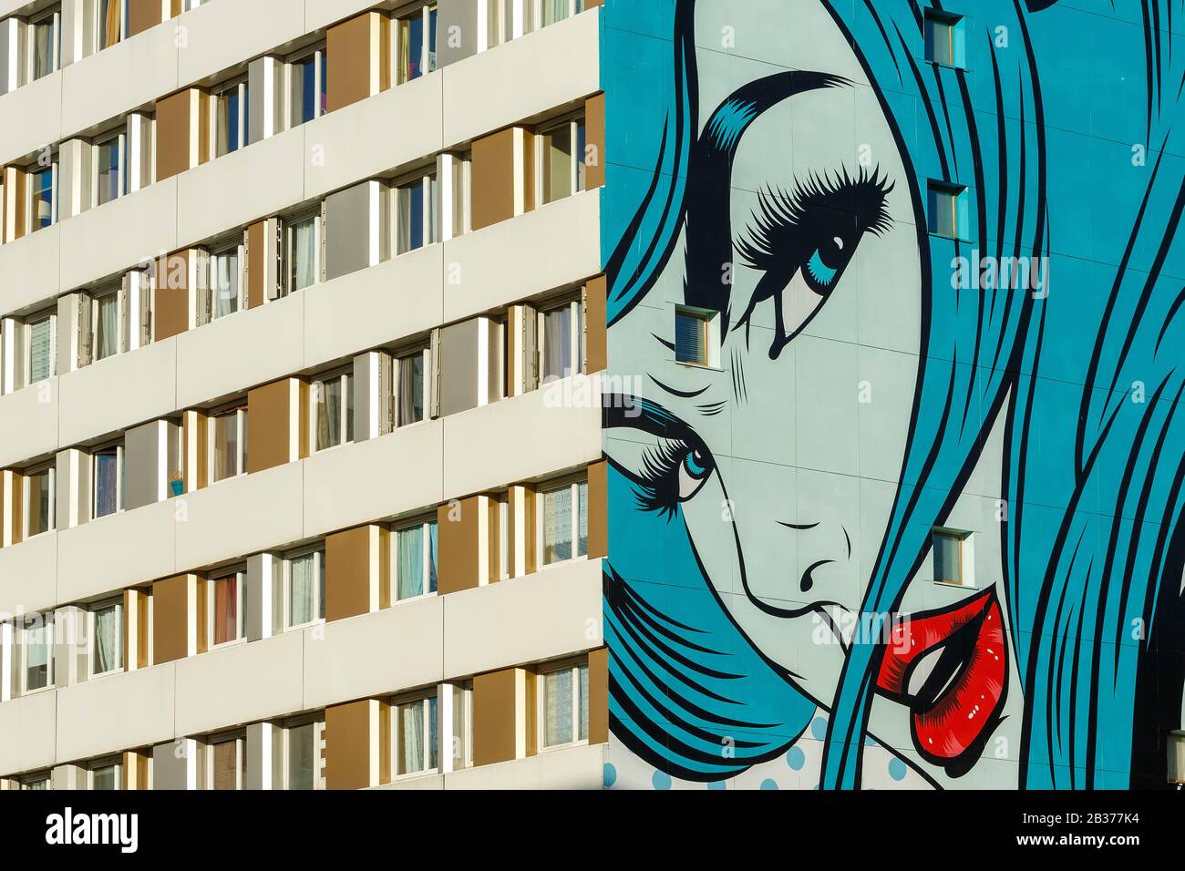 France, Paris, art de la rue, fresque appelée Turncoat de DFAce sur la façade d'un immeuble d'appartements du Boulevard Vincent Auriol Banque D'Images