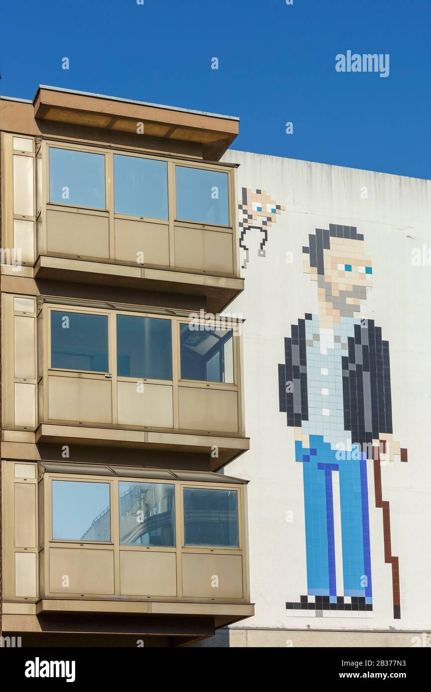 France, Paris, Street art sur la façade de l'hôpital Salpetriere locatd sur le Boulevard Vincent Auriol, une mosaïque pixellisée appelée Doctor House par l'artiste d'art de rue Invader Banque D'Images