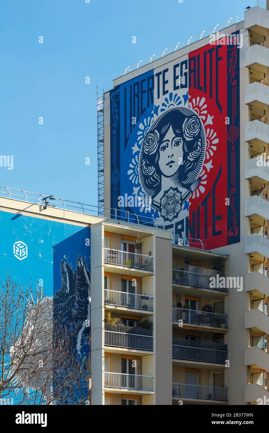 France, Paris, fresque sur la façade d'un immeuble d'appartements situé dans le boulevard Vincent Auriol appelé Liberte Egalite Fraternite par Shepard Fairey (alias Obéir) Banque D'Images