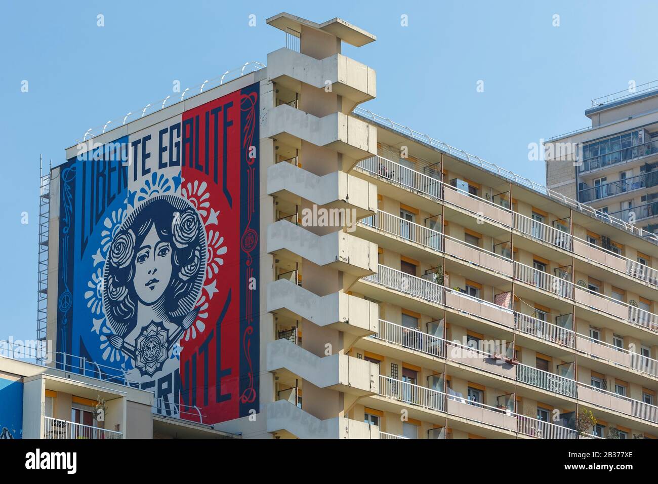 France, Paris, fresque sur la façade d'un immeuble d'appartements situé dans le boulevard Vincent Auriol appelé Liberte Egalite Fraternite par Shepard Fairey (alias Obéir) Banque D'Images