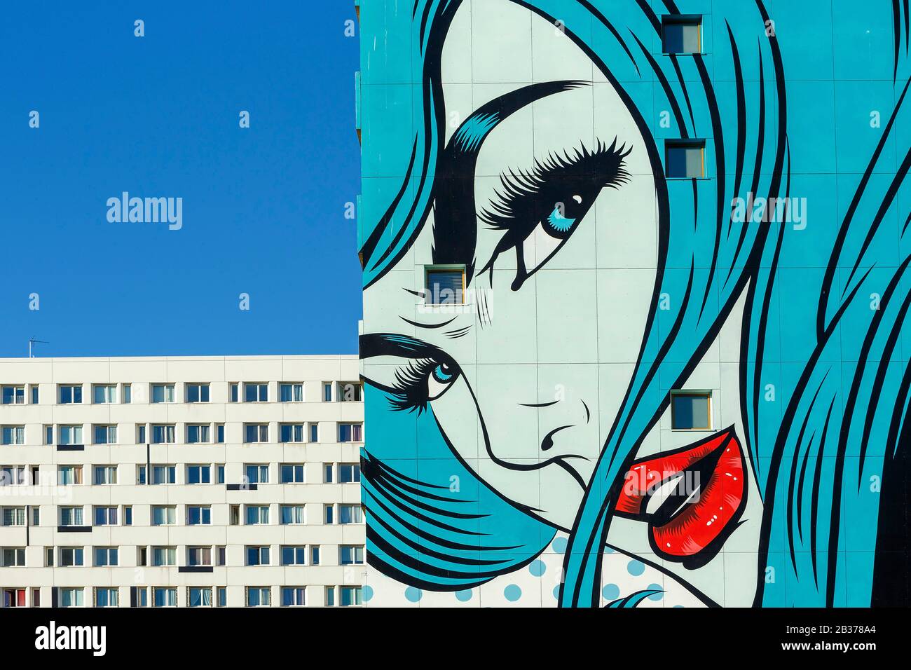 France, Paris, art de la rue, fresque appelée Turncoat de DFAce sur la façade d'un immeuble d'appartements du Boulevard Vincent Auriol Banque D'Images