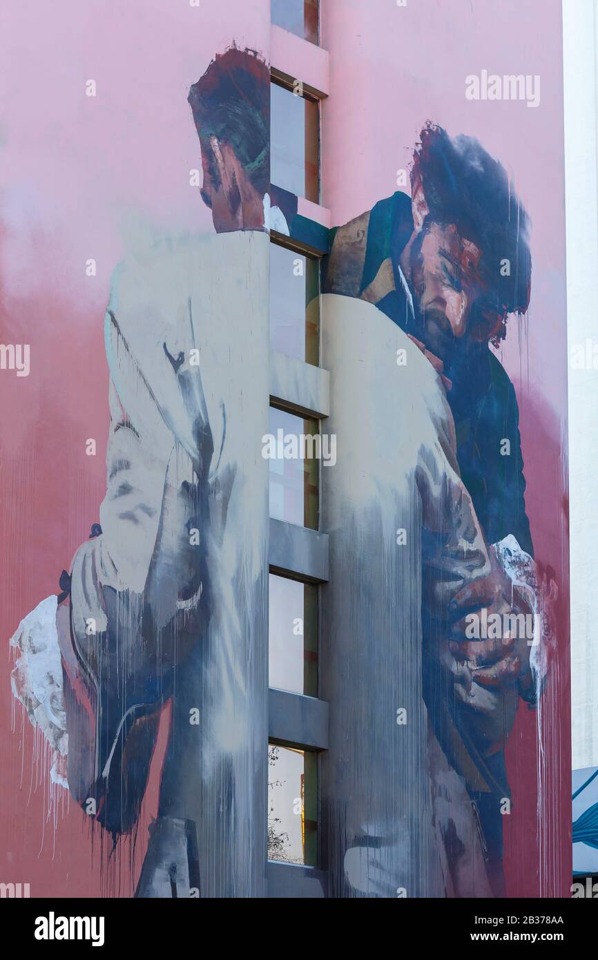 France, Paris, Street art sur la façade d'un immeuble d'appartements au 85 Boulevard Vincent Auriol appelé Etrinte et Lutte par l'artiste d'art de rue Connor Harrington Banque D'Images