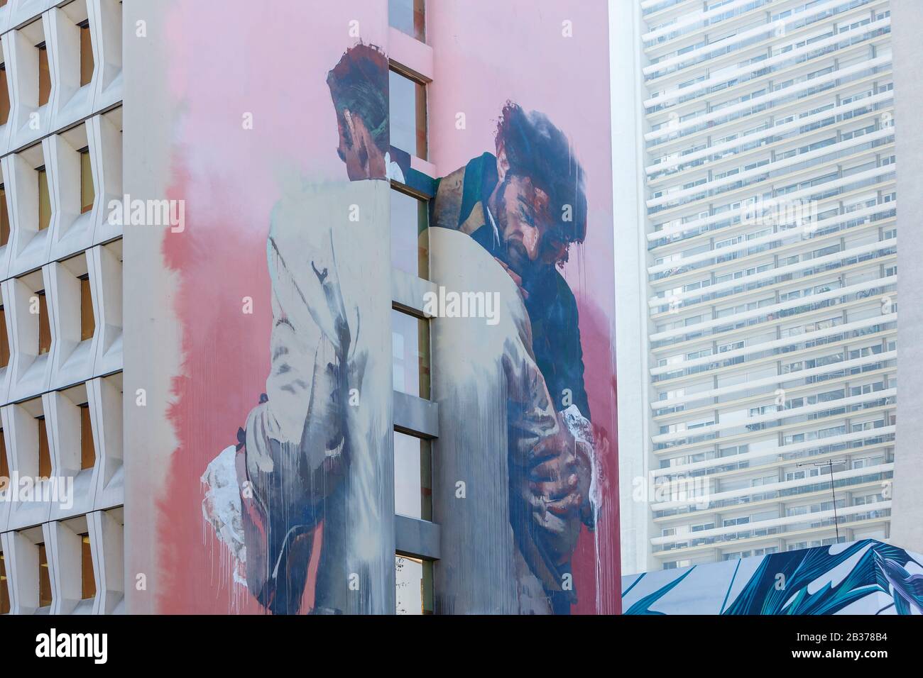 France, Paris, Street art sur la façade d'un immeuble d'appartements au 85 Boulevard Vincent Auriol appelé Etrinte et Lutte par l'artiste d'art de rue Connor Harrington Banque D'Images
