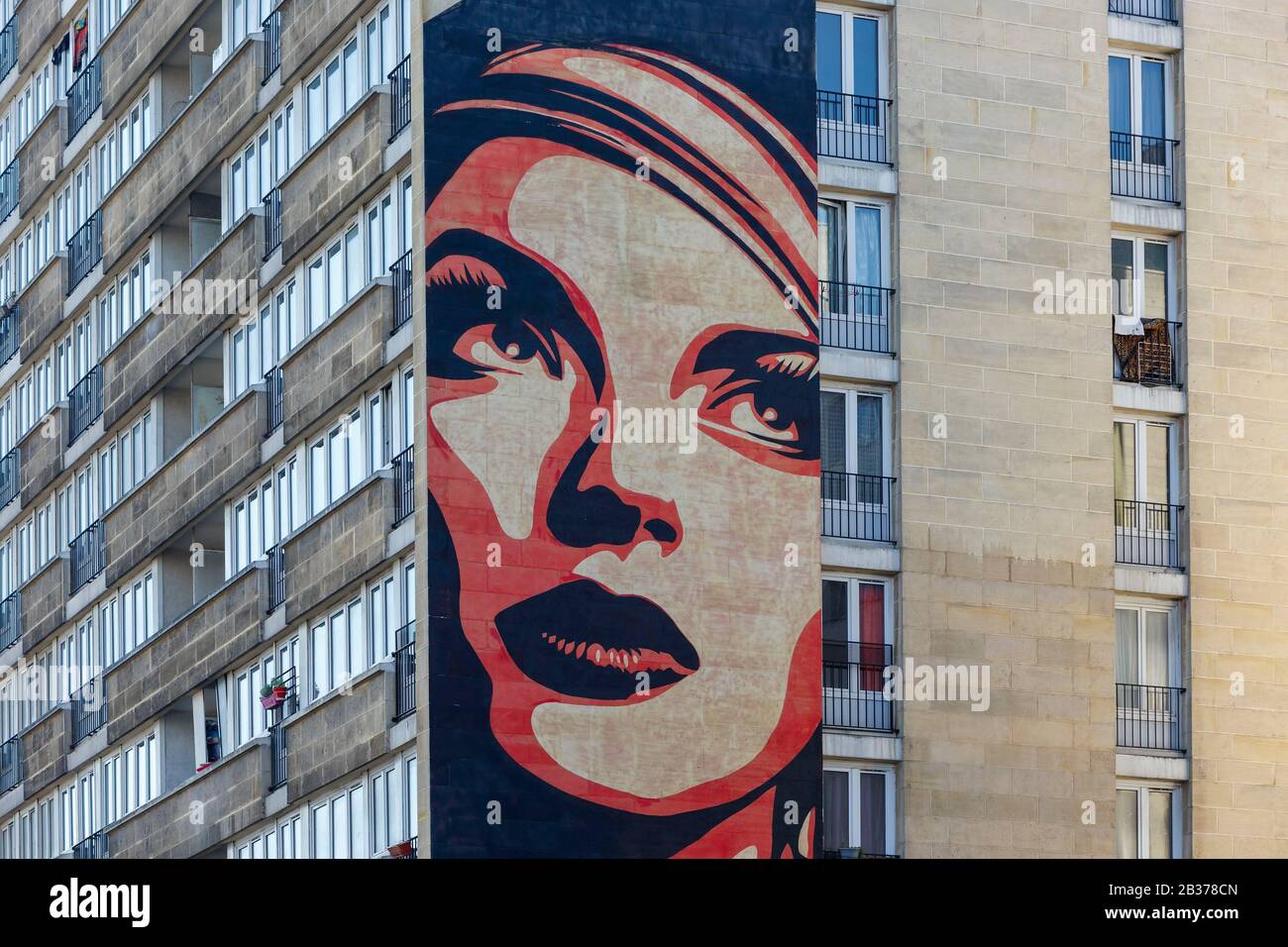 France, Paris, fresque du Boulevard Vincent Auriol surnommée Rise au-dessus de Rebel par l'artiste Shepard Fairey (Alias Obéis) Banque D'Images