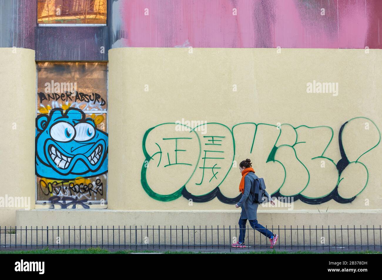 France, Paris, femme et graffitis au Boulevard Vincent Auriol Banque D'Images
