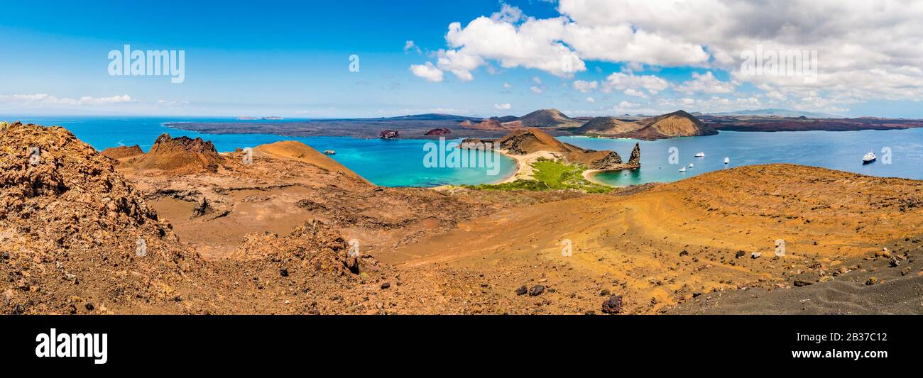 Équateur, archipel des Galapagos, site classé au patrimoine mondial de l'UNESCO, île Bartolomé, vue panoramique sur Santiago et Pinnacle Rock, formation de cônes tuf et plage volcanique Banque D'Images