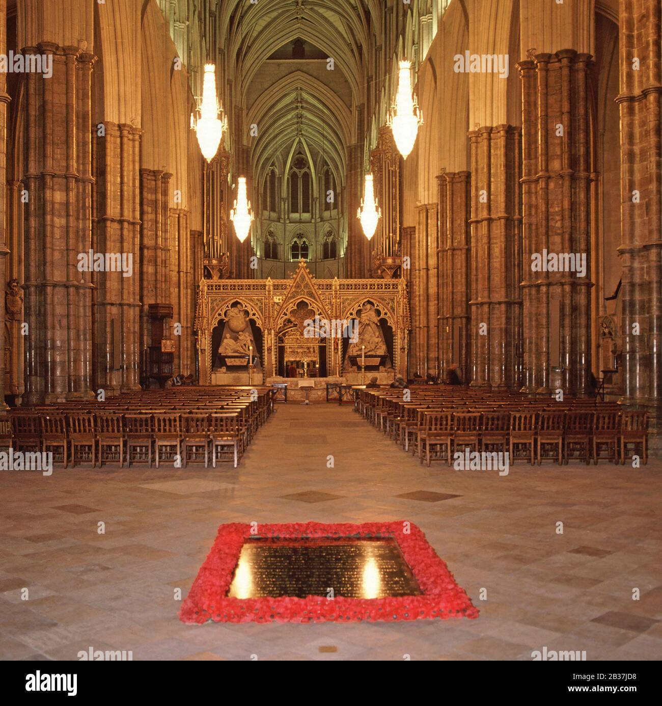 L'intérieur de l'abbaye de Westminster la nuit la Nave & British grave ou Tomb du guerrier inconnu honorent l'inconnu mort de la première Guerre mondiale Londres Royaume-Uni Banque D'Images