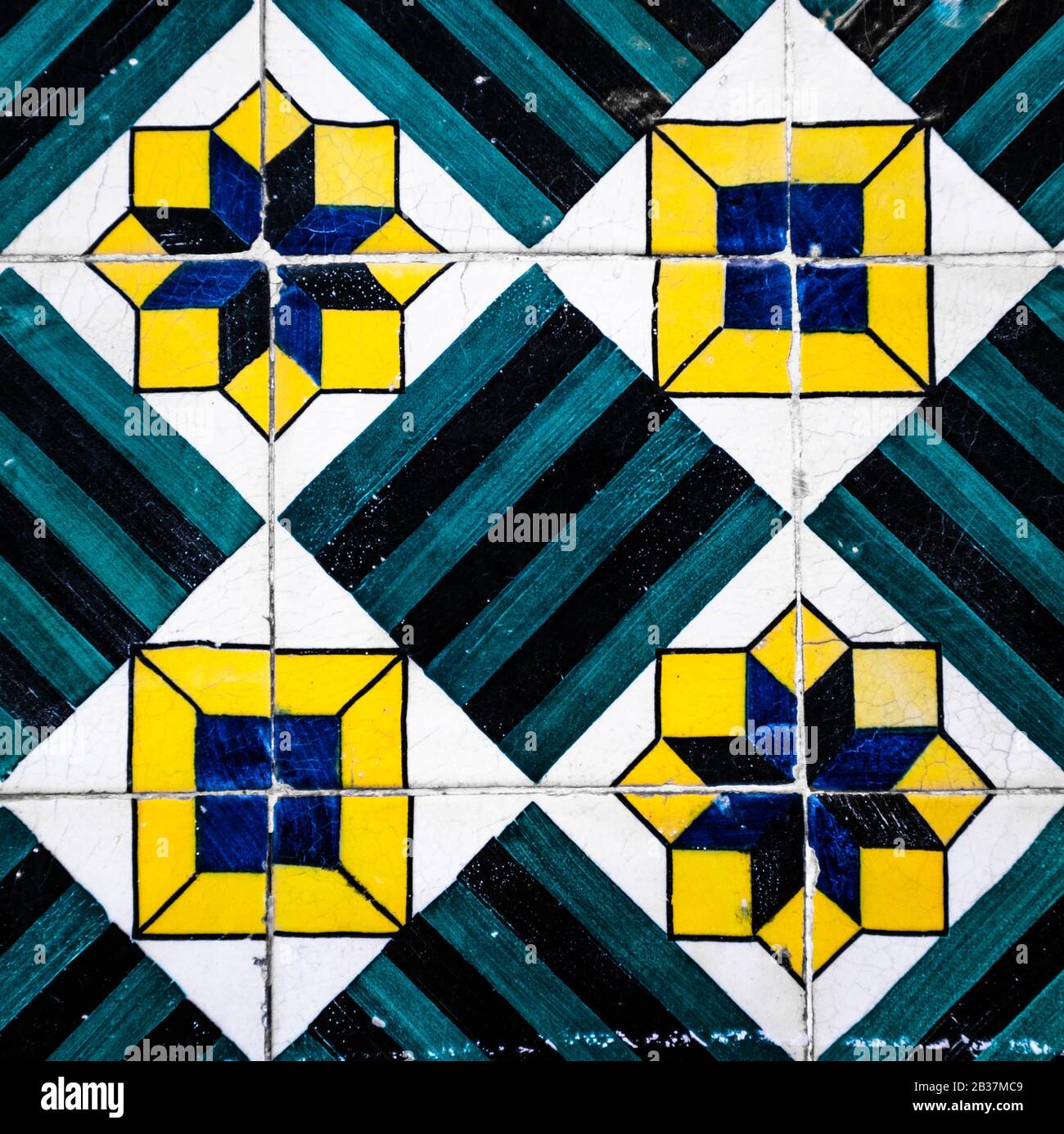 Tuiles traditionnelles portugaises Azulejos avec motif géométrique coloré. Banque D'Images