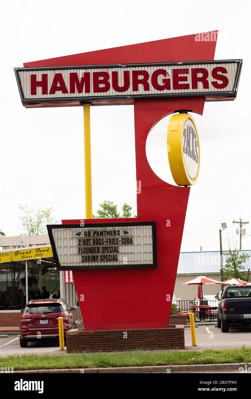 Charlotte, NC/USA - 26 avril 2019: Photo verticale des hamburgers de style années 1950 'Zacks signe sur pied montrant la marque de Zack et quelques publicités. Banque D'Images